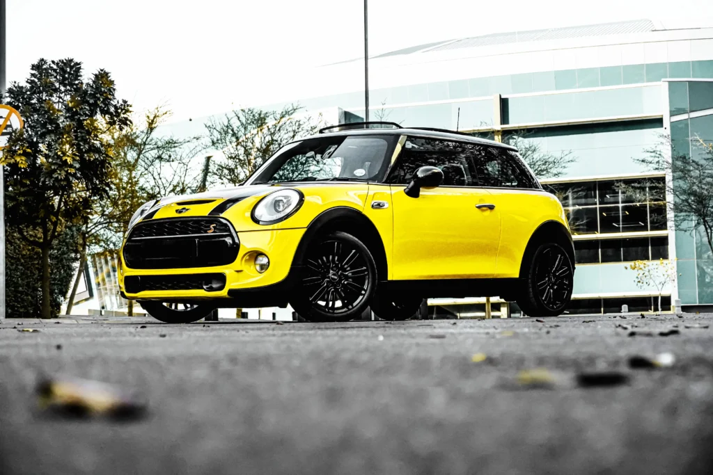 Gelbes Fahrzeug des Herstellers MINI